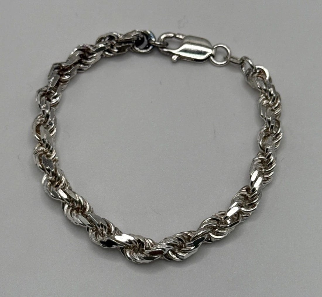 STERLING SILVER 7" ROPE BRACELET 13.2 GRAMS: STERLING SILVER 7" ROPE BRACELET 13.2 GRAMS This Sterling Silver 7" Rope Bracelet is a stylish piece of fine jewelry crafted from high-quality 925 sterling silver. The bracelet features a unique rope