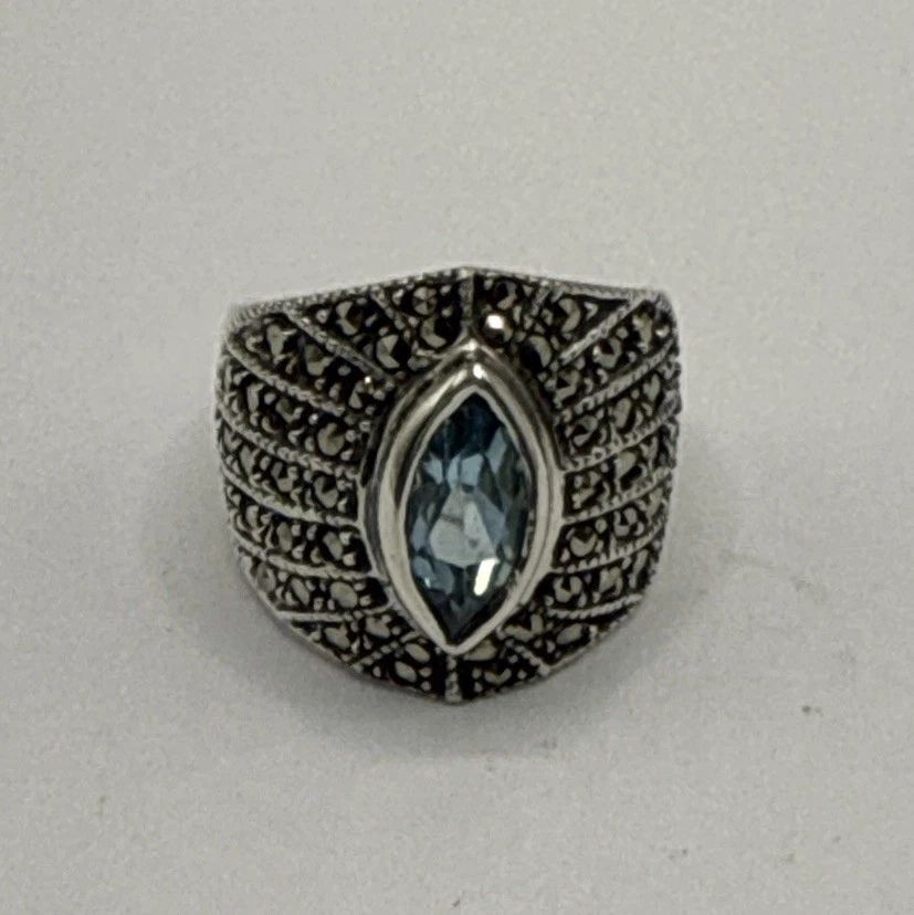 STERLING SILVER RING WITH BLUE STONE & MARCASITE SIZE 6 (1 of 2)