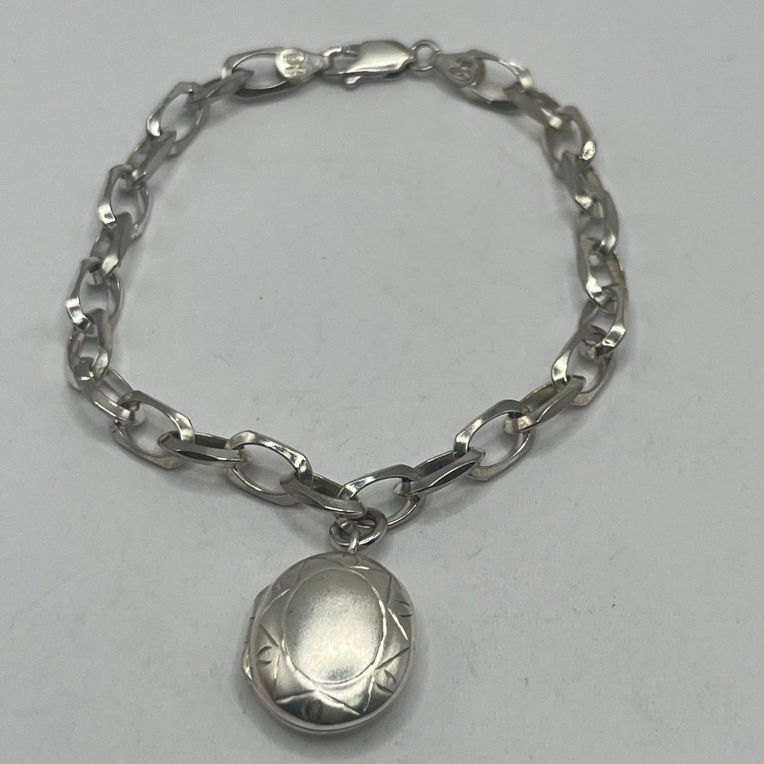 7.5" STERLING SILVER LINK BRACELET WITH OVAL LOCKET 12.0 G (1 of 2)