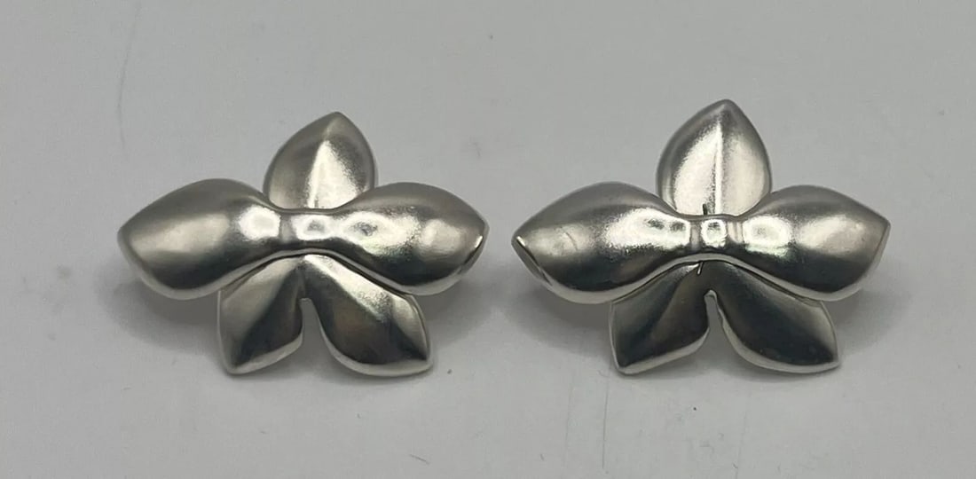 STERLING SILVER FLOWER EARRINGS (MADE IN MEXICO): STERLING SILVER FLOWER EARRINGS (MADE IN MEXICO) These Sterling Silver Flower Earrings are a statement piece crafted in Mexico, showcasing traditional Mexican ethnic and regional style. Made from 925