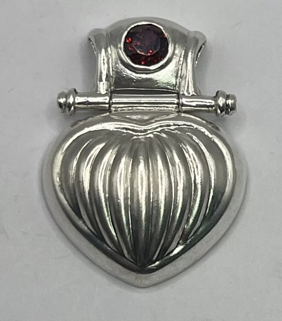 STERLING SILVER RIBBED HEART PENDANT WITH RED STONE 9.6 GRAMS (1 of 2)