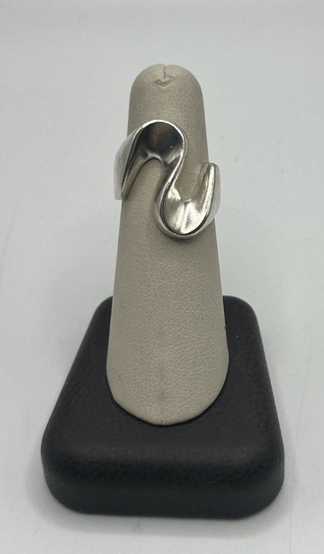 STERLING SILVER CURVED RING SIZE 7 (1 of 2)