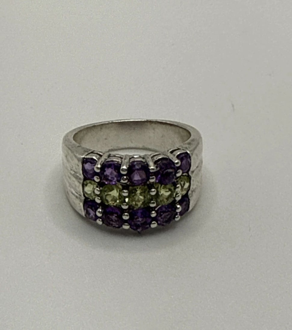 STERLING SILVER RING WITH MAN MADE PERIDOT AND AMETHYST STONES SIZE 7 (1 of 2)