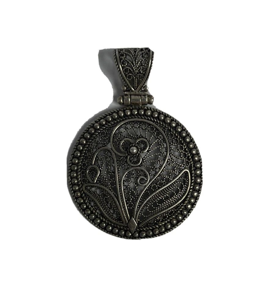 DGS TURKEY 925 STERLING SILVER ROUND FILIGREE FLORAL PENDANT: DGS TURKEY 925 STERLING SILVER ROUND FILIGREE FLORAL PENDANT DGS Turkey 925 Sterling Silver Round Filigree Floral Pendant Beautiful detail Approximate weight is 9.1 g