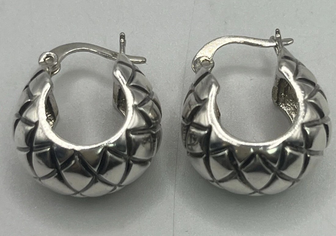 HUGGIE STERLING SILVER HOOPS (1 of 2)