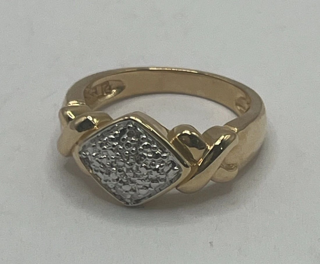 VTG XO DESIGNER 925 DIAMOND ACCENT STERLING SILVER GOLD VERMEIL BAND RING SIZE 7: VTG XO DESIGNER 925 DIAMOND ACCENT STERLING SILVER GOLD VERMEIL BAND RING SIZE 7 This vintage band ring features an XO designer style crafted from 925 sterling silver with gold vermeil accents. The