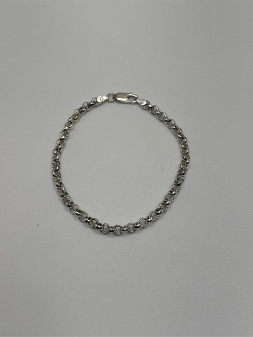 STERLING SILVER 7.25" CIRCLE LINK BRACELET 7.1 GRAMS: STERLING SILVER 7.25" CIRCLE LINK BRACELET 7.1 GRAMS This Sterling Silver 7.25" Circle Link Bracelet weighs 7.1 grams and features a chain style design. The bracelet is crafted from 925 sterling
