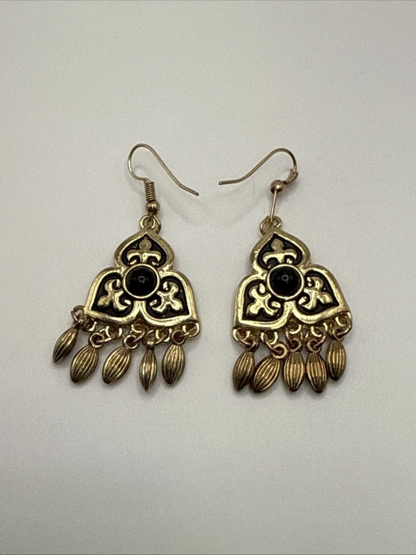 BLACK & BRONZE ANTIQUE STYLE EARRINGS MADE OF STERLING SILVER: BLACK & BRONZE ANTIQUE STYLE EARRINGS MADE OF STERLING SILVER These Black & Bronze Antique Style Earrings are made of Sterling Silver with a metal purity of 925. The earrings feature a chandelier