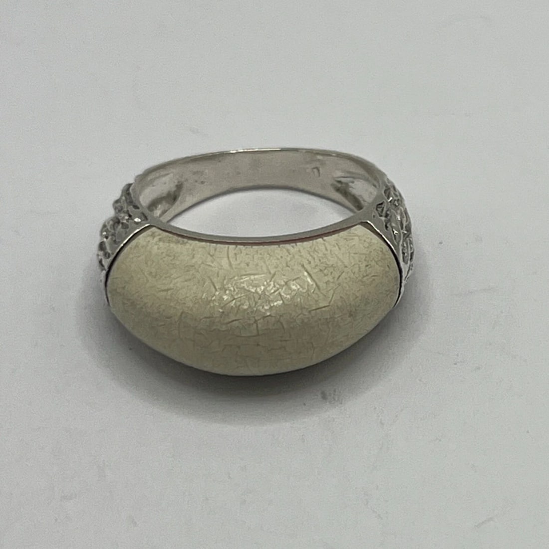 STERLING SILVER FASHION RING WITH WHITE TOP SIZE 6.5: STERLING SILVER FASHION RING WITH WHITE TOP SIZE 6.5 This is a stylish Sterling Silver Fashion Ring with a White Top in size 6.5. The ring is made of 925 sterling silver, ensuring high quality and