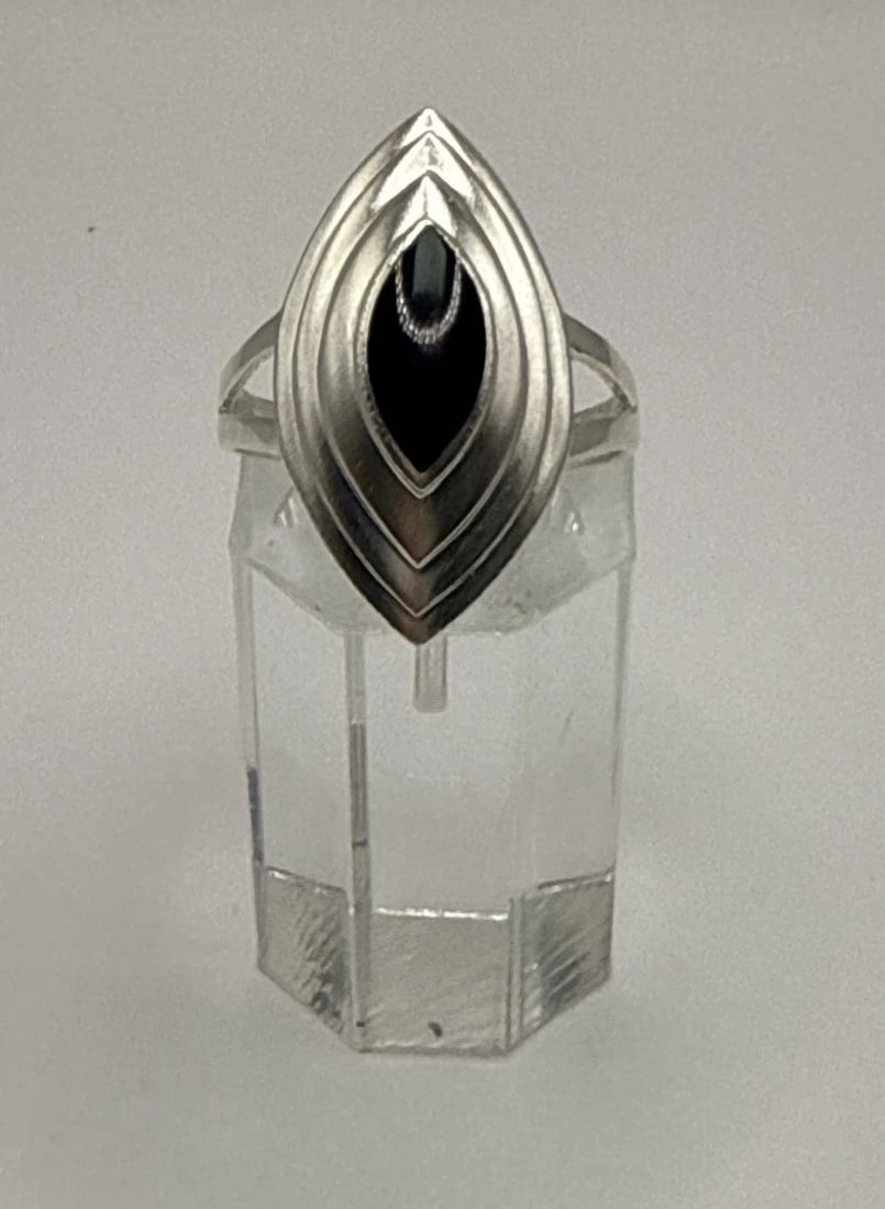 STERLING SILVER & BLACK ONYX RING SIZE 13.5: STERLING SILVER & BLACK ONYX RING SIZE 13.5 This Sterling Silver & Black Onyx Ring in size 13.5 is a stunning piece of fine jewelry. The sleek black onyx stone set in 925 sterling silver creates a cla