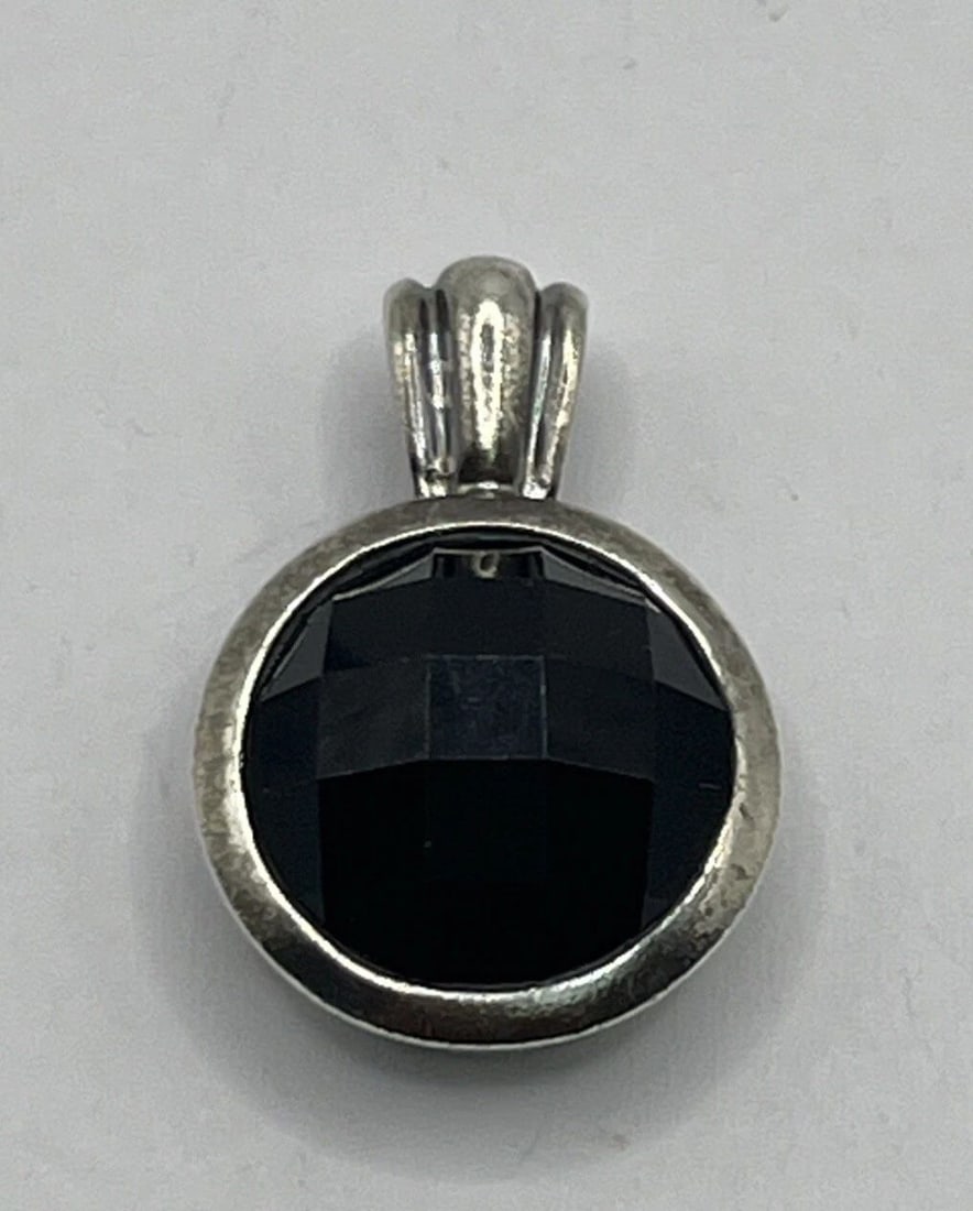 STERLING SILVER & BLACK ONYX PENDANT: STERLING SILVER & BLACK ONYX PENDANT This Sterling Silver & Black Onyx Pendant features a round-shaped pendant crafted from 925 Sterling Silver and adorned with a striking black Onyx stone as the main