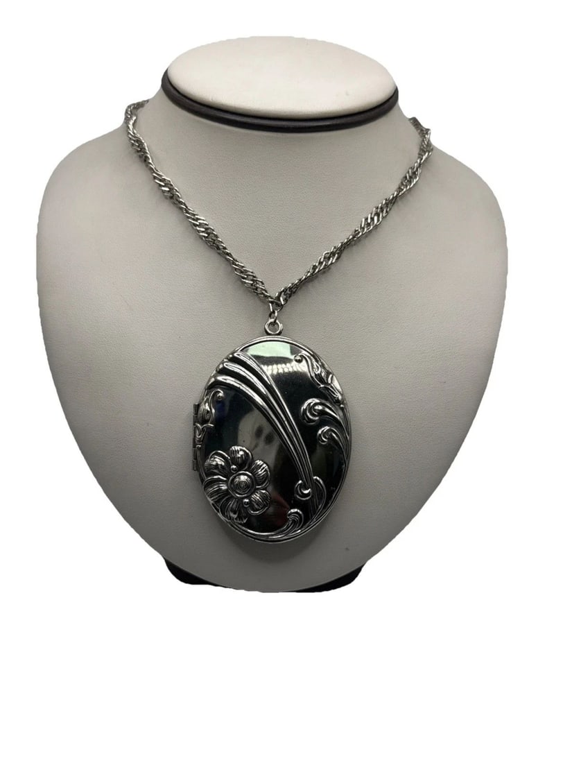 SILVER TONE LARGE LOCKET/PENDANT ON 30" TWISTED CHAIN (1 of 2)