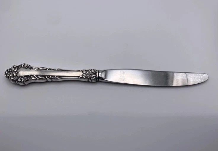 REED AND BARTON MIRRORSTELE STERLING HANDLE KNIFE: REED AND BARTON MIRRORSTELE STERLING HANDLE KNIFE The Reed & Barton Mirrorstele Sterling Handle Knife is a luxurious and elegant piece of silverware crafted from high-quality sterling silver (.925). K