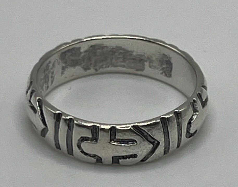 NF STERLING SILVER DESIGN BAND RING SIZE 5.75/6: NF STERLING SILVER DESIGN BAND RING SIZE 5.75/6 This beautiful sterling silver ring is a must-have addition to your jewelry collection. With a unique design that is both stylish and elegant, it is per