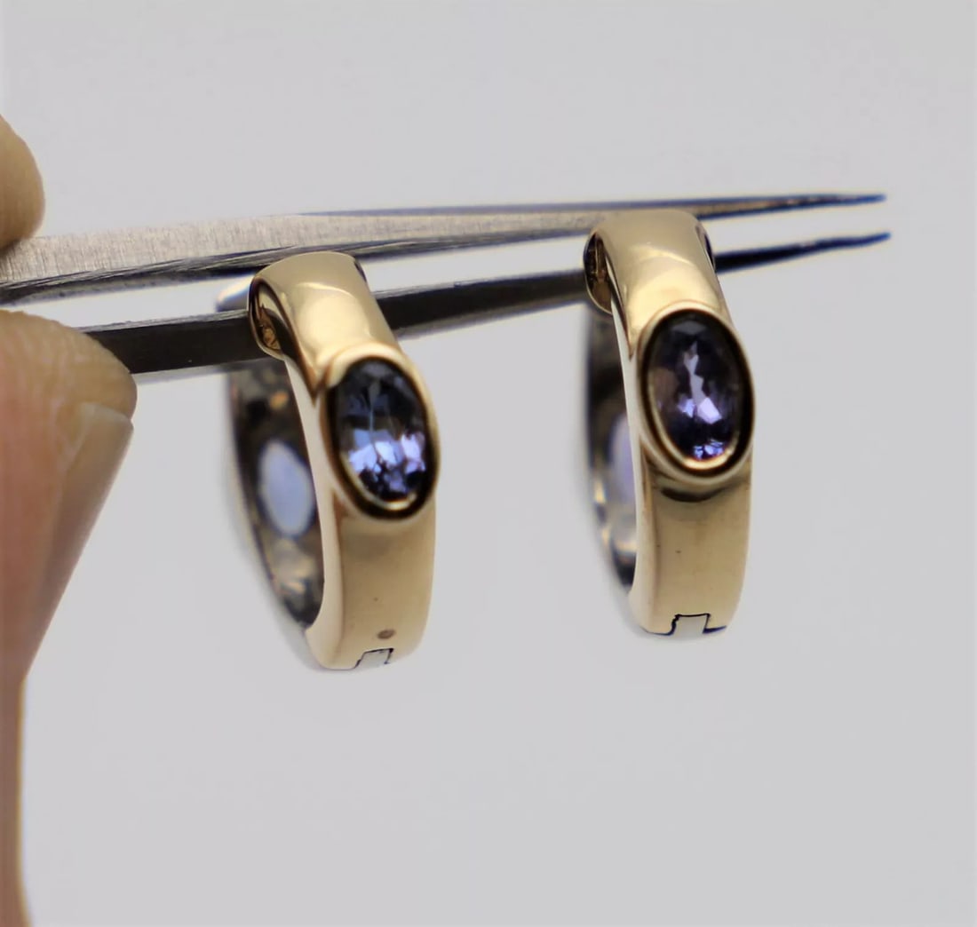 14K TWO TONED YELLOW AND WHITE GOLD HOOP EARRINGS WITH TANZANITE'S 4.2G: 14K TWO TONED GOLD WHITE/YELLOW HOOP STYLE EARRINGS 18X15MM WITH TANZANITE 14k Two Toned Gold White/Yellow Hoop style Earrings 18x15mm with Tanzanite You are bidding on a 14k Two Toned Gold White/Yell