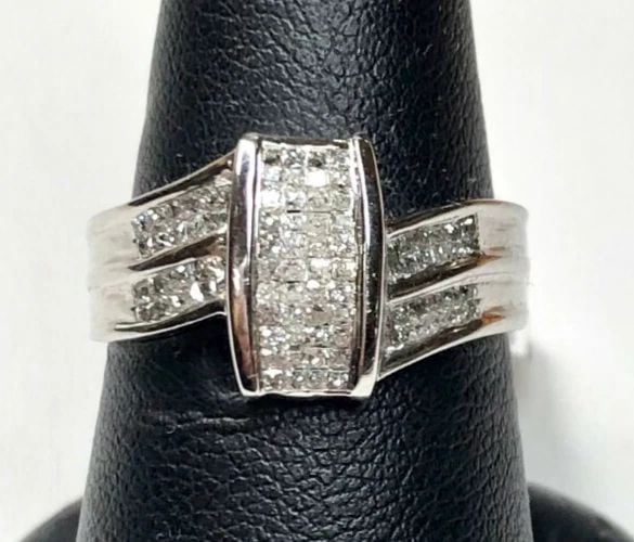 14K WHITE GOLD RING WITH 0.50CTS OF DIAMONDS SIZE: 6.25 4.2G (1 of 2)