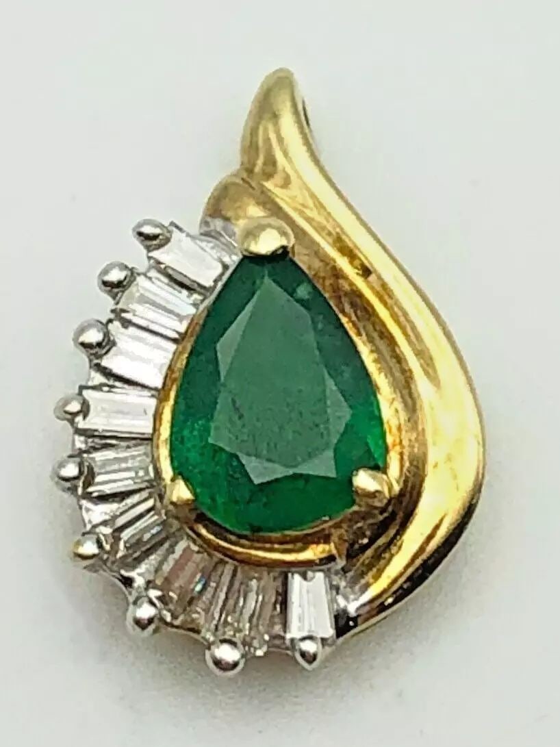 10K GOLD PEAR SHAPE PENDANT WITH NATURAL EMERALD AND 0.22CTS OF DIAMONDS 1.2G: 10K GOLD PEAR SHAPE PENDANT WITH NATURAL EMERALD AND 0.22CTS OF DIAMONDS 1.2G 10k Gold Tear Drop shaped Pendant with Emeralds and 0.22cts of Diamonds Condition: Used Material: 10k Yellow Gold Pendant