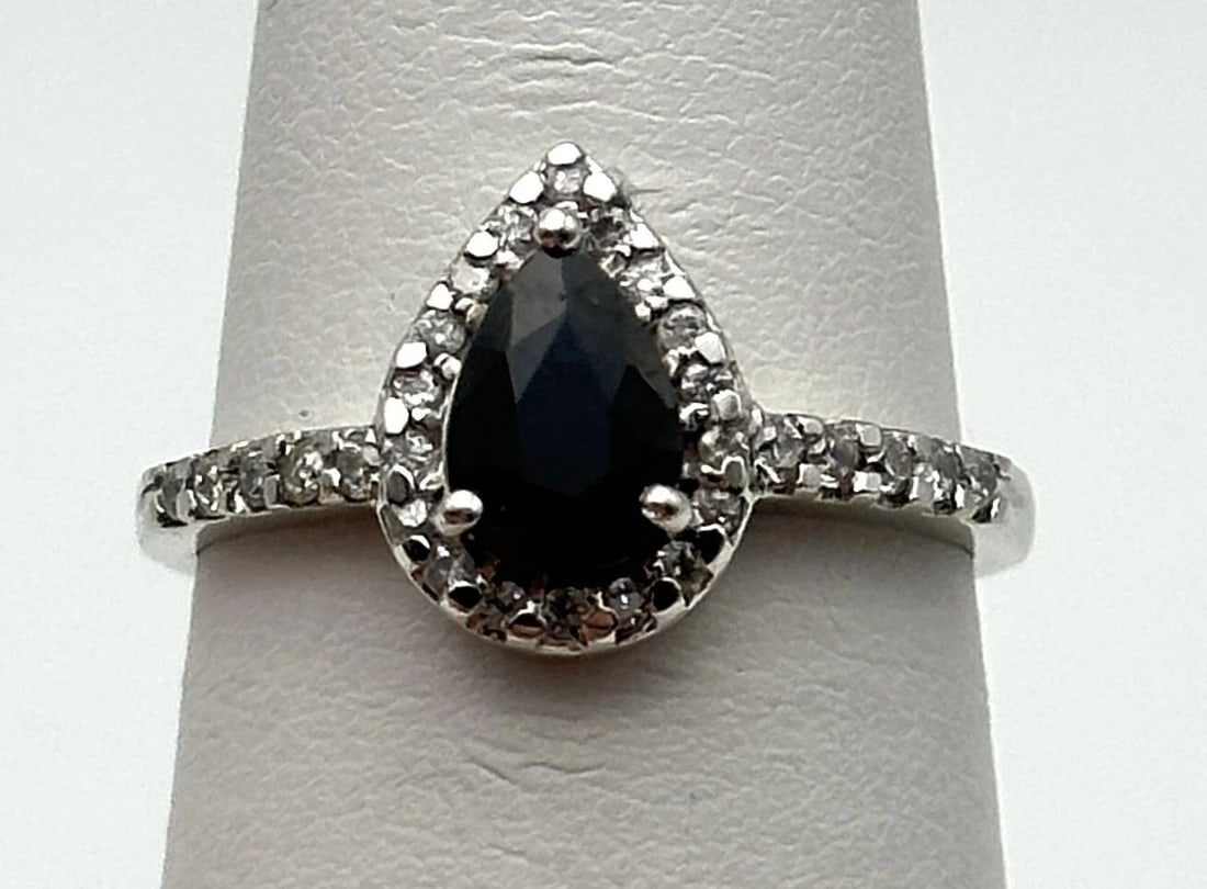 14K WHITE GOLD PEAR SHAPE RING WITH DARK BLUE SAPPHIRE 0.25CTS OF DIAMONDS: 14K WHITE GOLD PEAR SHAPE RING WITH DARK BLUE SAPPHIRE 0.25CTS OF DIAMONDS 14k White Gold pear shape Ring with dark blue Sapphire 0.25cts of Diamonds Condition: Used, has been cleaned Material: 14k Wh