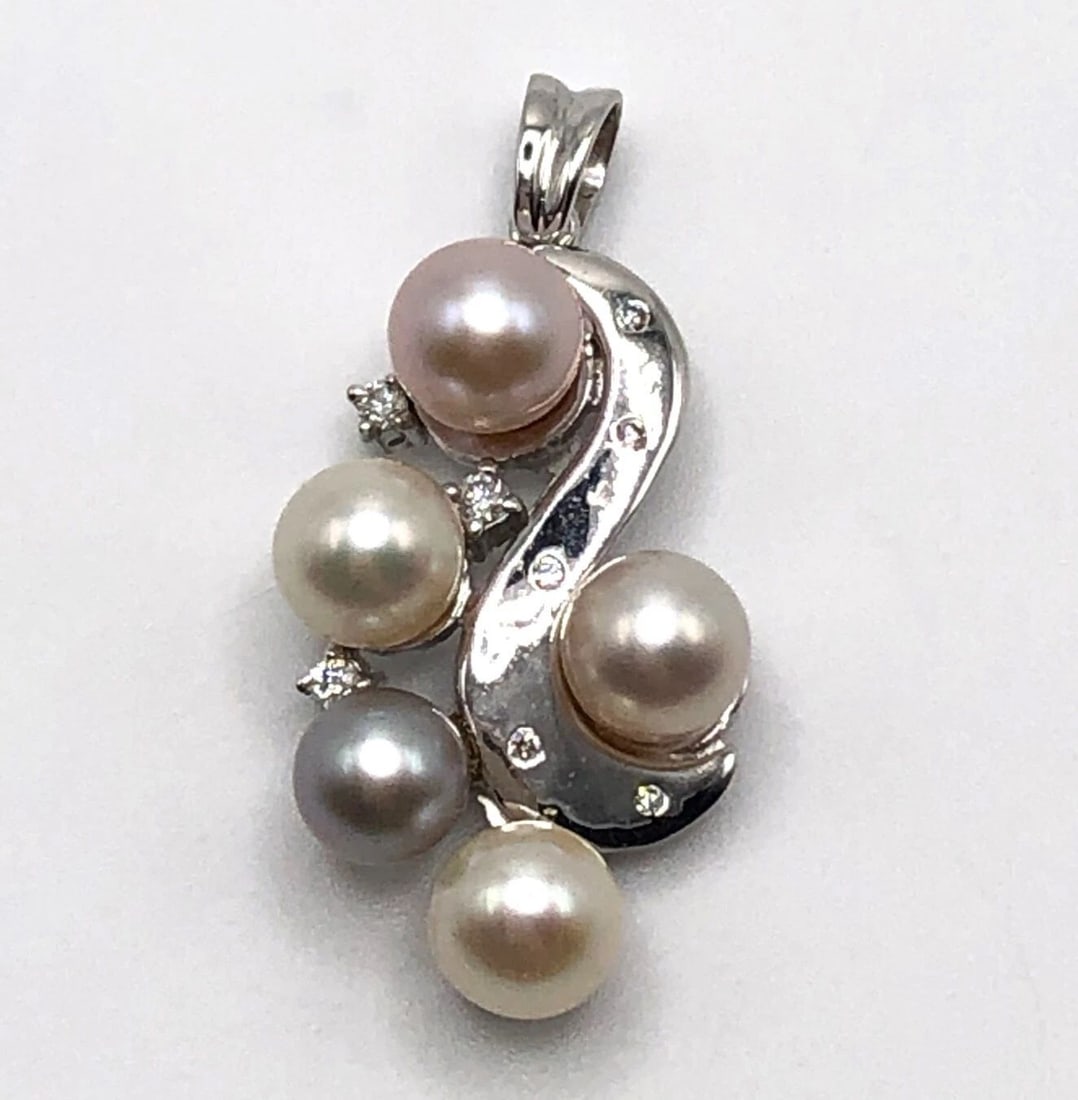18K WHITE GOLD CURVED PENDANT WITH PEARLS AND 0.06CT OF DIAMONDS 4G: 18K WHITE GOLD CURVED PENDANT SET WITH PEARLS AND 0.06CT OF DIAMONDS 18k White Gold Curved Pendant set with Pearls and 0.06ct of Diamonds You are bidding on a 18k White Gold Curved Pendant set with Pe