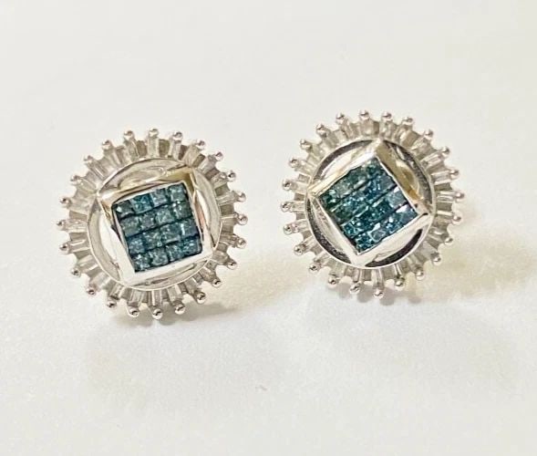 14K WHITE GOLD EARRINGS WITH 0.65CTS OF BLUE AND WHITE DIAMONDS 3: 14K WHITE GOLD EARRINGS WITH 0.65CTS BLUE AND WHITE DIAMONDS 14k White Gold Earrings with 0.65CTS Blue and White Diamonds You are bidding on a pre-owned 14k White Gold Earrings with Blue and White
