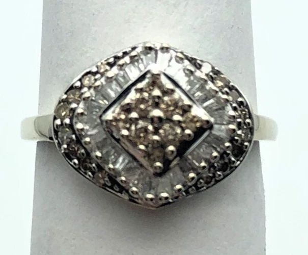 10K WHITE GOLD SQUARE RING WITH 0.60CTS OF WHITE & CHAMPAGNE DIAMONDS SIZE: 7: 10K WHITE GOLD SQUARE RING WITH WHITE AND CHAMPAGNE DIAMONDS (SIZE: 7) 10k White Gold Square Ring with White and Champagne Diamonds You are bidding on a 10k White Gold Square Ring with White and