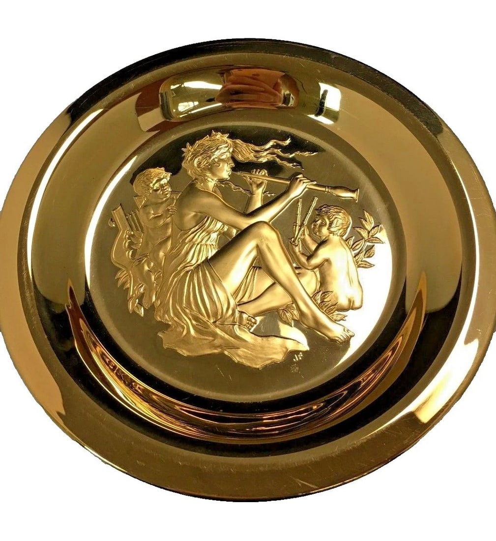 FIRST FRANKLIN MINT ANNUAL GOLD PLATED ON STERLING SILVER DISH 323.2 GRAMS: FIRST FRANKLIN MINT ANNUAL GOLD PLATED ON STERLING SILVER DISH First Franklin mint annual Gold Plated on Sterling Silver Dish You are bidding on a pre-owned First Franklin mint annual Gold Plated on