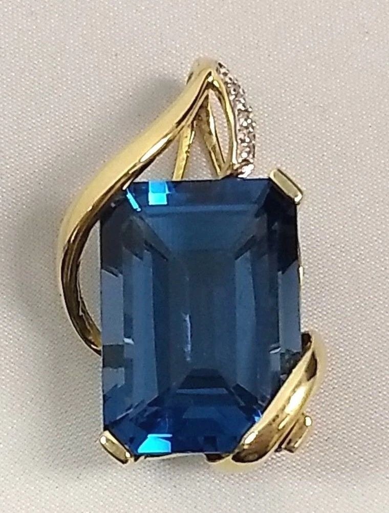 10K YELLOW GOLD PENDANT WITH LONDON BLUE TOPAZ AND 0.03CTS OF DIAMONDS 7.6G: 10K YELLOW GOLD PENDANT WITH LONDON BLUE TOPAZ AND DIAMONDS 10k Yellow Gold Pendant with Blue Topaz and Diamonds You are bidding on a 10k Yellow Gold Pendant with Blue Topaz and Diamonds. There are a