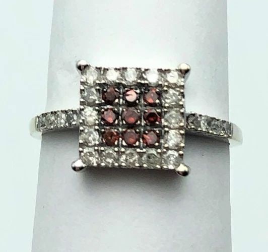 10K WHITE GOLD RING WITH 0.62CTS OF WHITE AND ORANGE DIAMONDS SIZE: 7: 10K WHITE GOLD RING WITH WHITE AND ORANGE DIAMONDS 0.62CTW (SIZE: 7) 10k White Gold Ring with White and Orange Diamonds You are bidding on a 10k White Gold Ring with White and Orange Diamonds. The