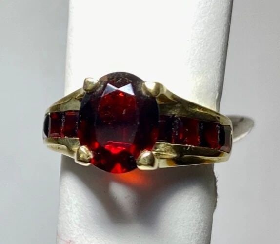 14K GOLD RING WITH NATURAL GARNETS SIZE: 7 4.9G: WOMEN'S 14K YELLOW GOLD RING WITH GARNET SIZE 7 Women's 14k Yellow Gold Ring with Garnet Size 7 You are bidding on a pre-owned Women's 14k Yellow Gold Ring with Garnet. The ring has minor scuffs and