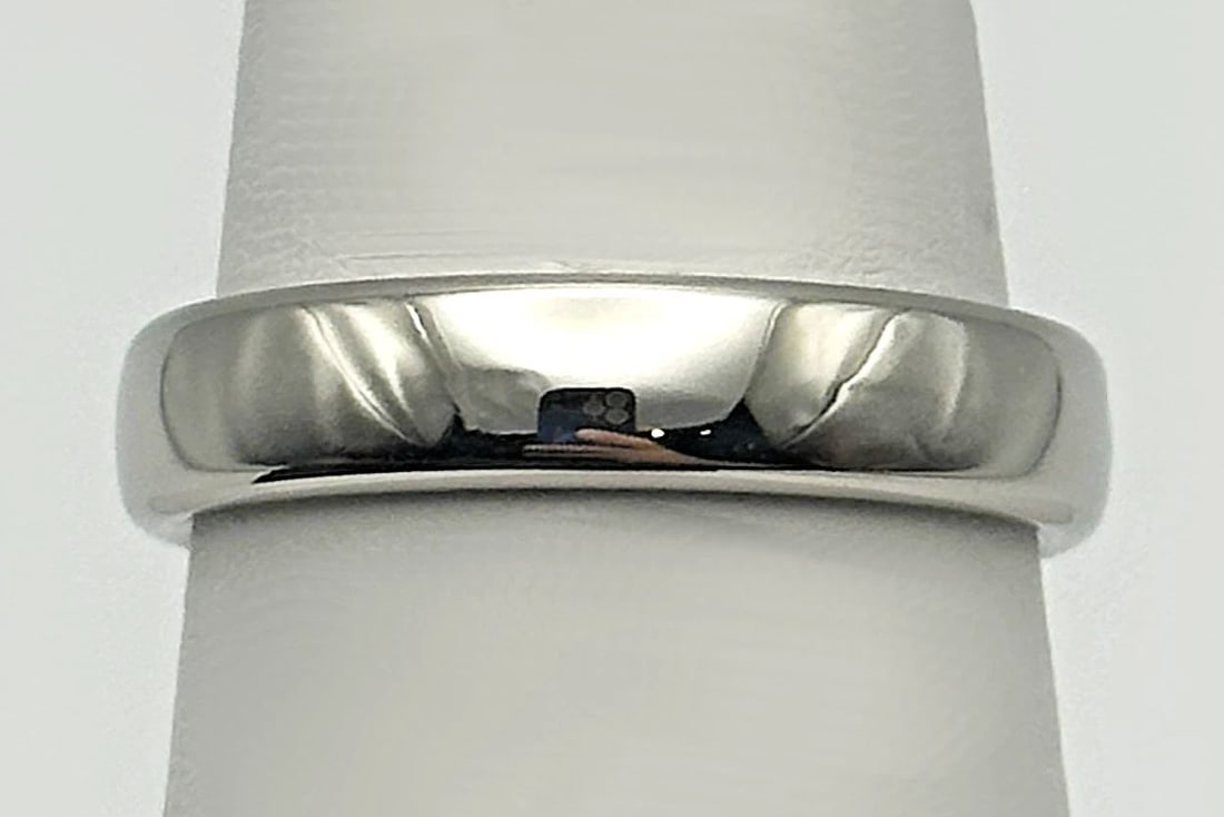 BENCHMARK 14K WHITE GOLD RING / BAND (SIZE: 8) (5.7G) ( 4.3MM WIDE): BENCHMARK 14K WHITE GOLD RING / BAND (SIZE: 8) (5.7G) ( 4.3MM WIDE) Benchmark 14k White Gold Ring / Band Condition: Used but has been fully cleaned and polished by our in house Jewelers, it