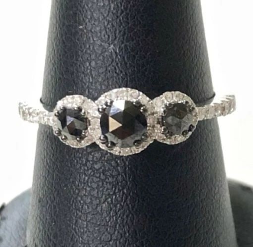 10K WHITE GOLD RING WITH 0.90CTS OF BLACK & WHITE DIAMONDS SIZE: 7 3.4G (1 of 2)