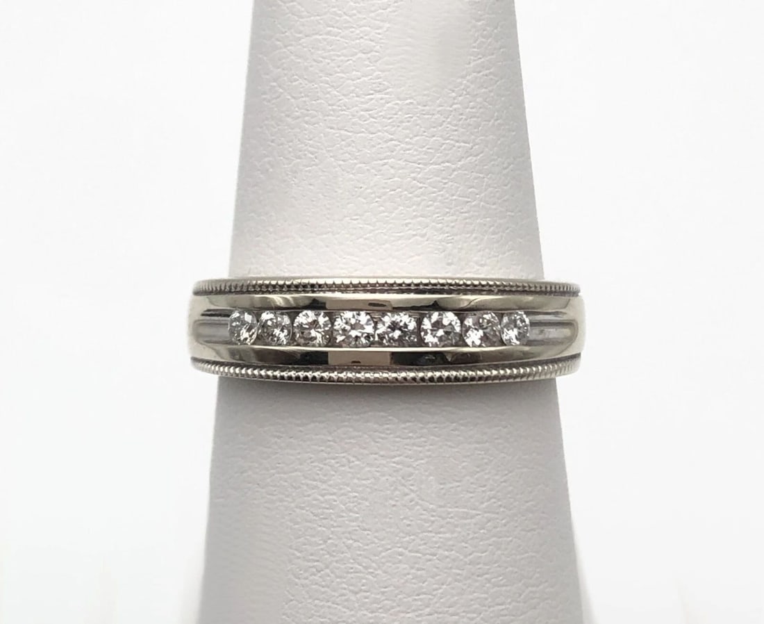 14K WHITE GOLD RING / BAND WITH SINGLE TOP ROW OF 0.25CTS DIAMONDS SIZE: 7: 14K WHITE GOLD RING / BAND WITH SINGLE TOP ROW OF 0.25CTS DIAMONDS SIZE: 7 14k White Gold Ring / Band with single top row of 0.25cts of Diamonds You are bidding on a 14k White Gold Ring / Band with