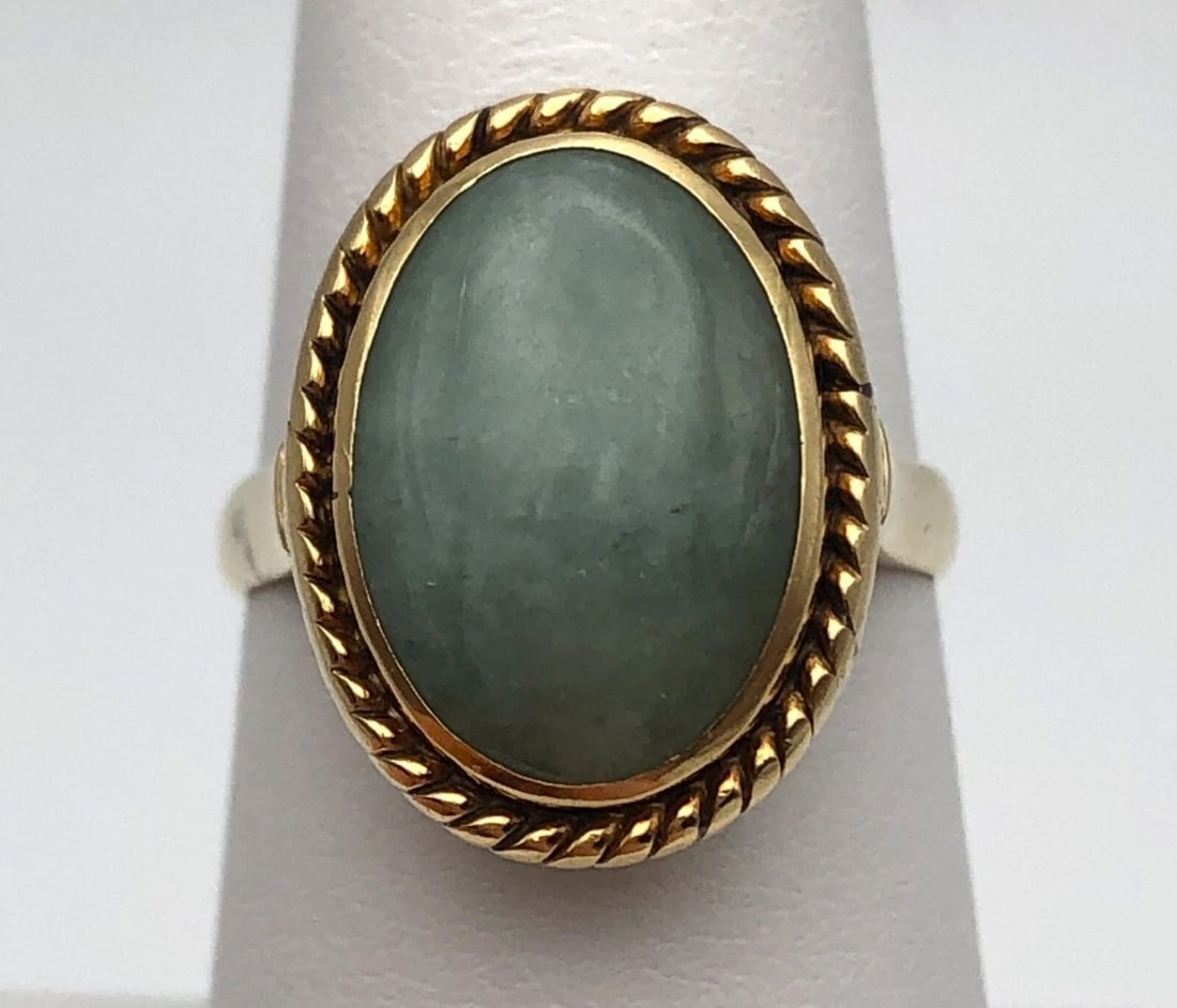 14K GOLD MG RING SET WITH OVAL CABOCHON JADE SIZE: 7: 14K GOLD MG RING SET WITH OVAL CABOCHON JADE SIZE: 7 14k Gold MG Ring set with oval cabochon Jade Condition: Used Material: 14k Yellow Gold Ring Size: 7 Weight: 6 grams Top Width: 17.6mm Bottom