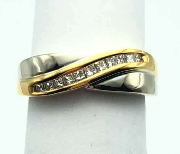 14K GOLD WHITE & YELLOW TWO TONED RING, WITH 0.30CTS OF DIAMONDS SIZE: 6.25: 14K GOLD TWO TONED RING WITH YELLOW GOLD WAVE SET WITH DIAMONDS (SIZE: 6.25) 14k Gold Two Toned ring with Yellow Gold Wave set with Diamonds You are bidding on a 14k Gold Two Toned ring with Yellow