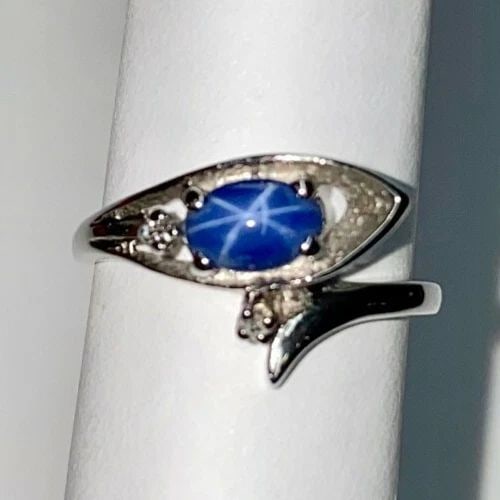 14K WHITE GOLD RING WITH NATURAL LINDE STAR SAPPHIRE AND DIAMONDS SIZE: 4.5: WOMEN'S 14K WHITE GOLD RING W/ NATURAL LINDE STAR SAPPHIRE AND DIAMONDS SIZE 4.5 Women's 14k White Gold Ring with Natural Linde Star Sapphire and Diamonds (Size 4.5) You are bidding on a pre-owned