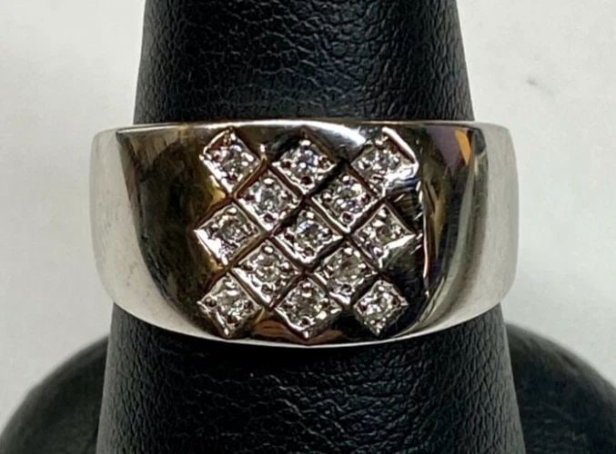 14K WHITE GOLD RING / BAND WITH 0.15CTS OF DIAMONDS SIZE 7.25 5.4G: WOMEN'S 14K WHITE GOLD AND DIAMOND RING (SIZE 7.25) NEW 14k White Gold Diamond Ring Size 7.25 NEW You are bidding on a new with defects 14k White Gold Ring with Diamonds. The ring has scuffs and