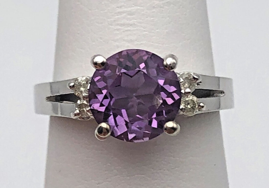 14K WHITE GOLD RING WITH CENTER AMETHYST AND 0.10CTS OF DIAMONDS SIZE: 6.25: 14K WHITE GOLD RING WITH CENTER AMETHYST AND 0.10CTS OF DIAMONDS SIZE: 6.25 14k White Gold Ring with center Amethyst and 0.10cts of Diamonds Condition: New with tags, has been moved around in