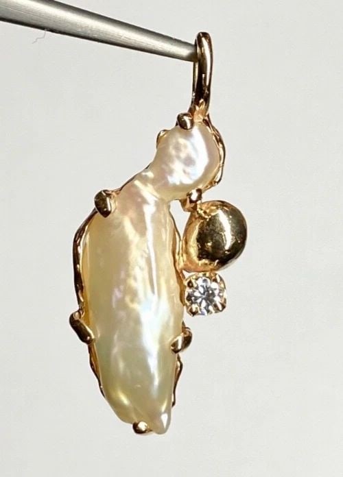 14K YELLOW GOLD PEARL PENDANT WITH ONE CUBIC ZIRCONIA STONE 4.4G: WOMEN'S 14K YELLOW GOLD PEARL PENDANT WITH 1 CUBIC ZIRCONIA STONE Women's 14k Yellow Gold Pearl Pendant with 1 Cubic Zirconia Stone You are bidding on a pre-owned Women's 14k Yellow Gold Pearl Pendant