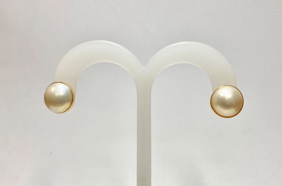 18K GOLD EARRINGS WITH 11.5MM MABE PEARLS, NONE PIERCED STYLE SCREW BACKS 3.9G: WOMEN'S 18K YELLOW GOLD EARRINGS WITH 11.5MM MABE PEARLS Women's 18k Yellow Gold Earrings with 11.5mm Mabe Pearls You are bidding on a pre-owned Women's 18k Yellow Gold Earrings with Mabe Pearls. The