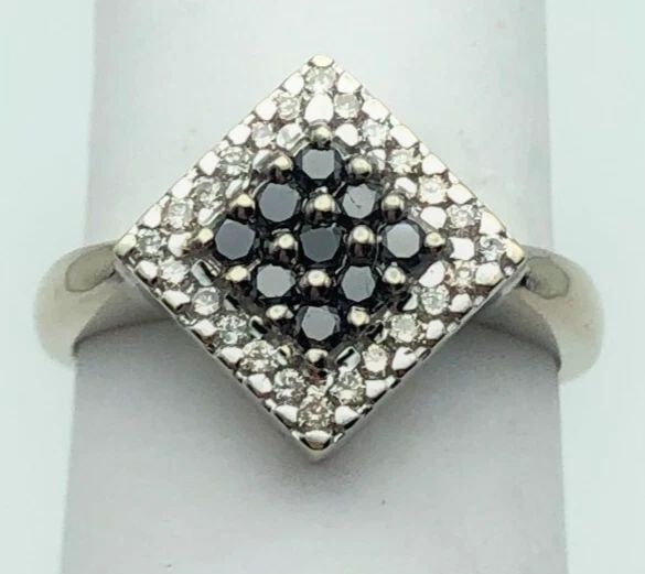 14K WHITE GOLD RING WITH WHITE AND BLACK DIAMONDS 0.50CTW SIZE: 7 2.9G (1 of 2)