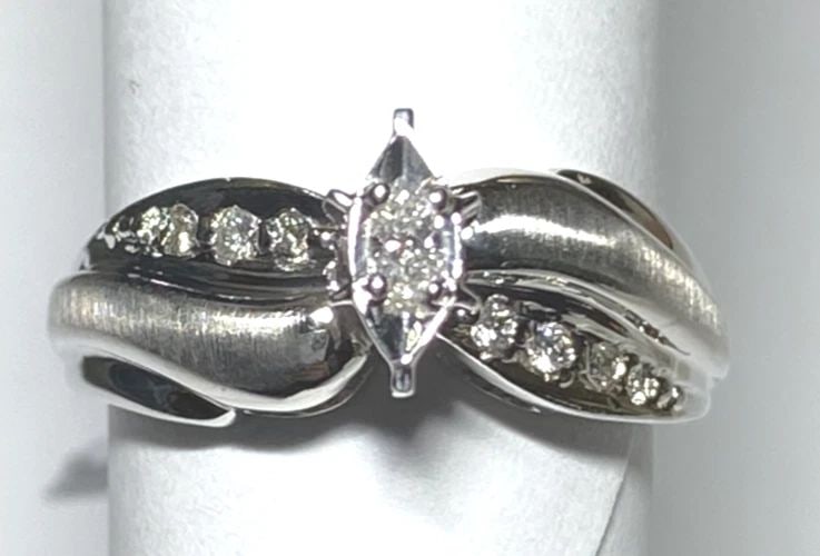 18K WHITE GOLD RING WITH 0.12CTS OF DIAMONDS SIZE: 7.25 4.3G (1 of 2)