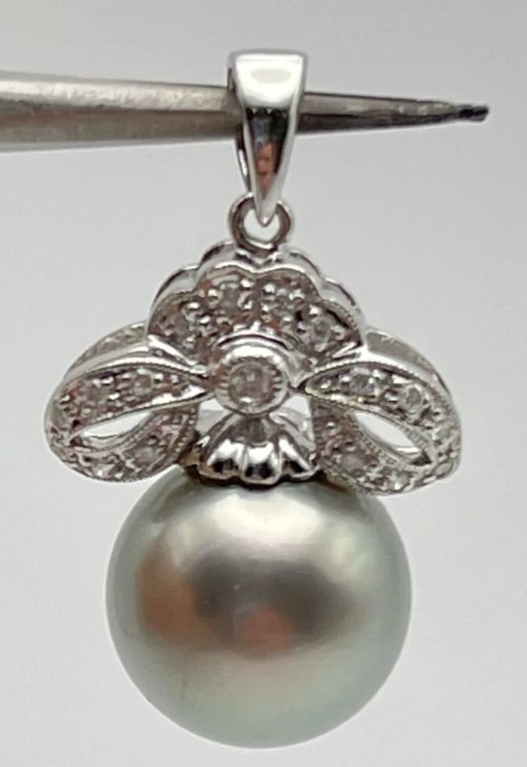 18K WHITE GOLD PENDANT WITH 0.15CTS OF DIAMONDS AND A 11MM PEARL 3.8G (1 of 2)