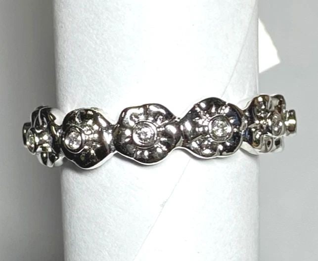14K WHITE GOLD FLOWER ETERNITY RING / BAND WITH 0.13CTS OF DIAMONDS SIZE: 6: WOMEN'S 14K WHITE GOLD FLOWER ETERNITY BAND WITH 0.13CT DIAMONDS (SIZE 6) Women's 14k White Gold Flower Eternity Band with 0.13CT Diamonds (Size 6) You are bidding on a new with tags Women's 14k White