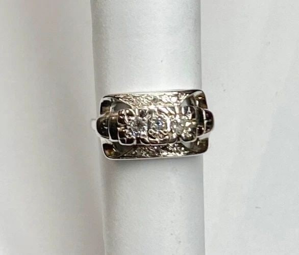 14K WHITE GOLD RING / BAND WITH 0.15CTS OF DIAMONDS SIZE 5.75 4.1G (1 of 2)