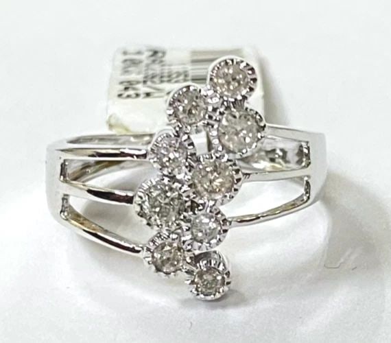 10K WHITE GOLD RING GRAPE CLUSTER STYLE, 0.40CTS OF DIAMONDS SIZE: 7 3.6G: WOMEN'S 10K WHITE GOLD RING WITH 0.40CT DIAMONDS (SIZE 7) Women's 10k White Gold Ring with 0.40ct Diamonds (Size 7) You are bidding on a new with tags Women's 10k White Gold Ring with 0.40ct Diamonds.