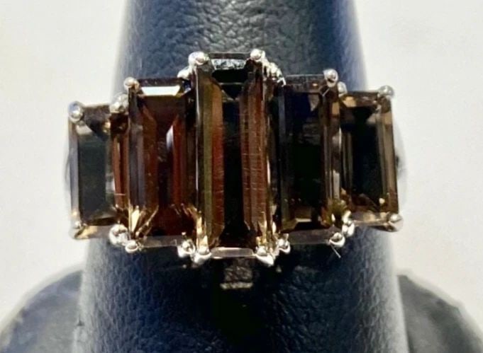 14K WHITE GOLD RING WITH FIVE SMOKEY QUARTZ SIZE: 9 4.9G: 14K WHITE GOLD RING SET WITH 5 SMOKEY QUARTZ ELONGATED EMERALD CUTS 14k White Gold Ring Set with 5 Smokey Quartz Elongated Emerald cuts You are bidding on a pre-owned 14k White Gold Ring Set with 5 Sm