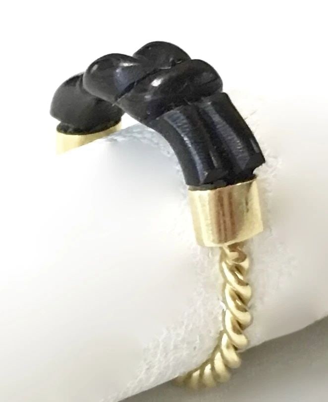 18K GOLD RING TWISTING STYLE WITH CARVED BLACK CORAL SIZE: 6 1.9G: 18K YELLOW GOLD RING WITH CARVED BLACK CORAL (SIZE: 6) 18k Yellow Gold Ring with Black Coral You are bidding on a 18k Yellow Gold Ring with Black Coral. There maybe a few minor scratches on the ring f