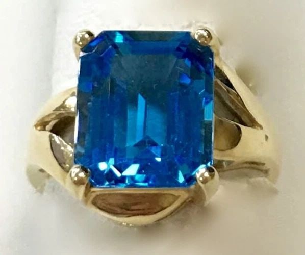 10K YELLOW GOLD RING WITH 12MM SQUARE CUT BLUE TOPAZ SIZE: 7 5.9G (1 of 2)