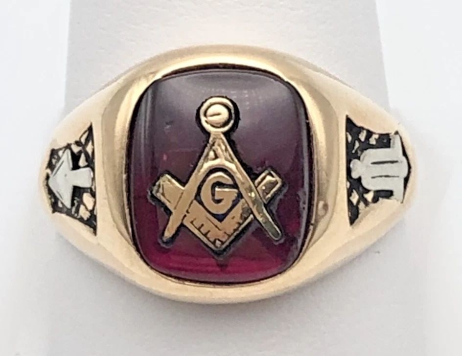10K GOLD FREEMASON RING WITH SYNTHETIC CENTER RUBY SIZE: 10.5 6.8G (1 of 2)
