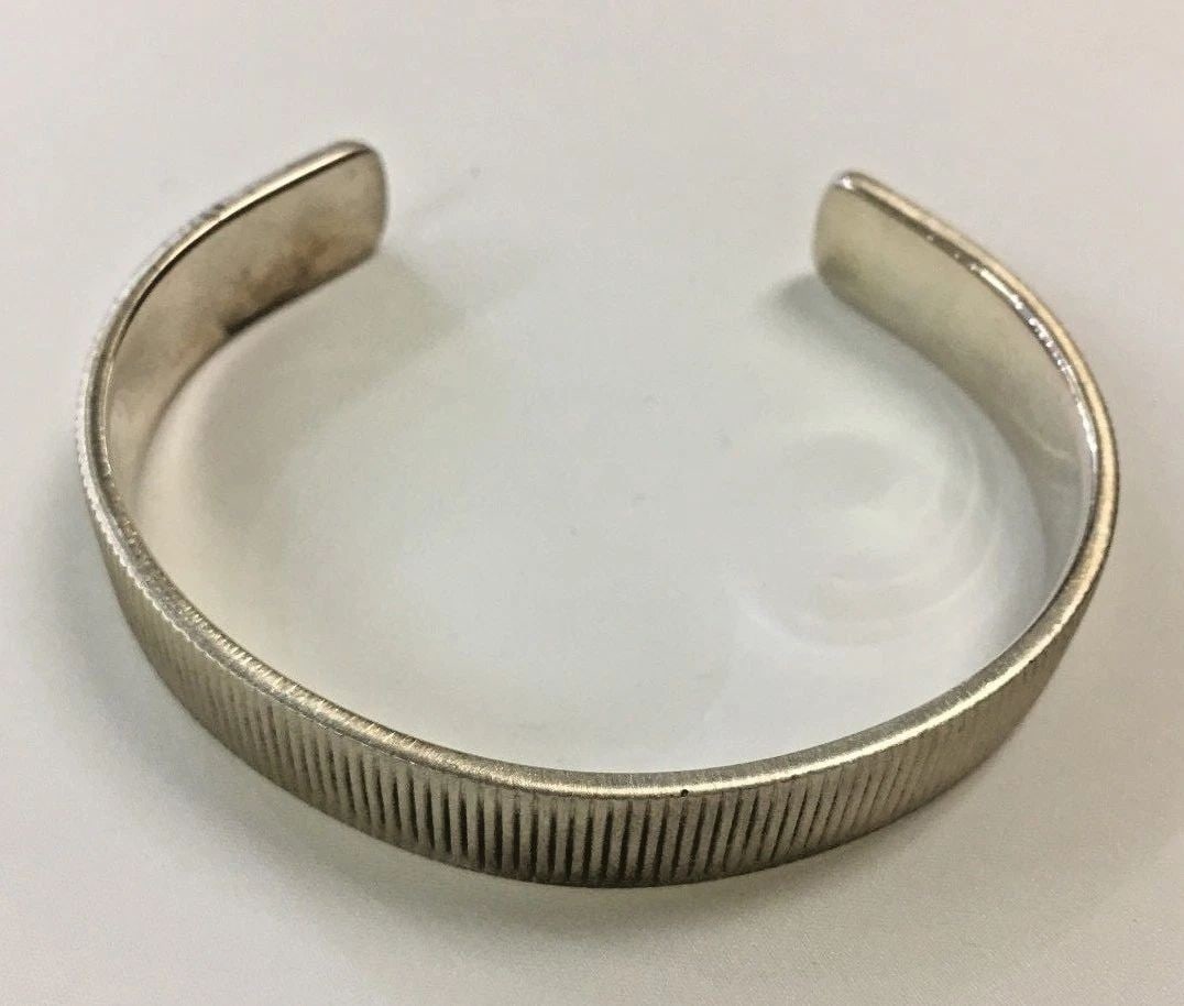 TIFFANY AND CO STERLING SILVER CUFF COIN EDGE: TIFFANY AND CO STERLING SILVER CUFF COIN EDGE Tiffany and Co Sterling Silver Cuff Coin Edge You are bidding on a pre-owned Tiffany and Co Sterling Silver Cuff Coin Edge. There are few minor scratches
